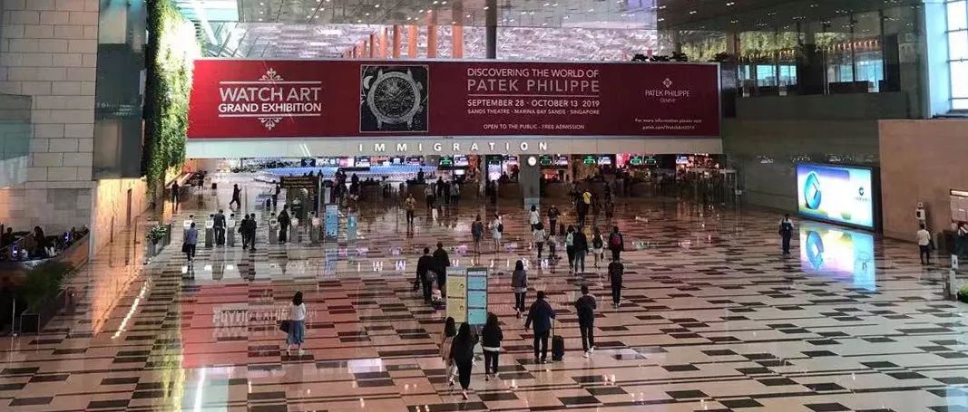 他一出现，所有爱表的人都屏住了呼吸