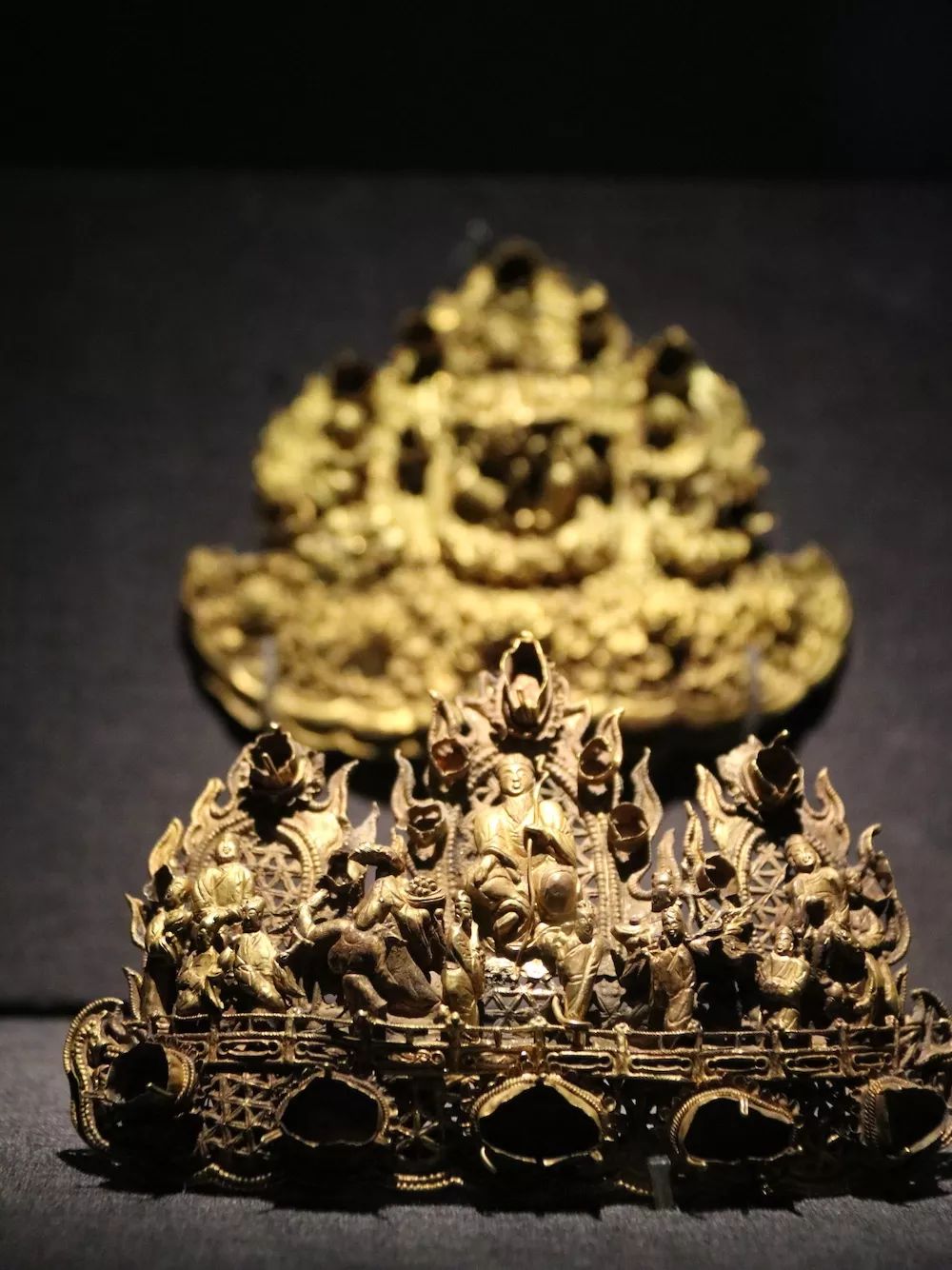 卡地亚满钻手镯窄版高定,卡地亚新款手镯时尚减龄黄金