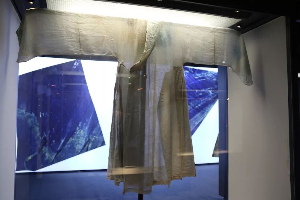 卡地亚满钻手镯窄版高定,卡地亚新款手镯时尚减龄黄金