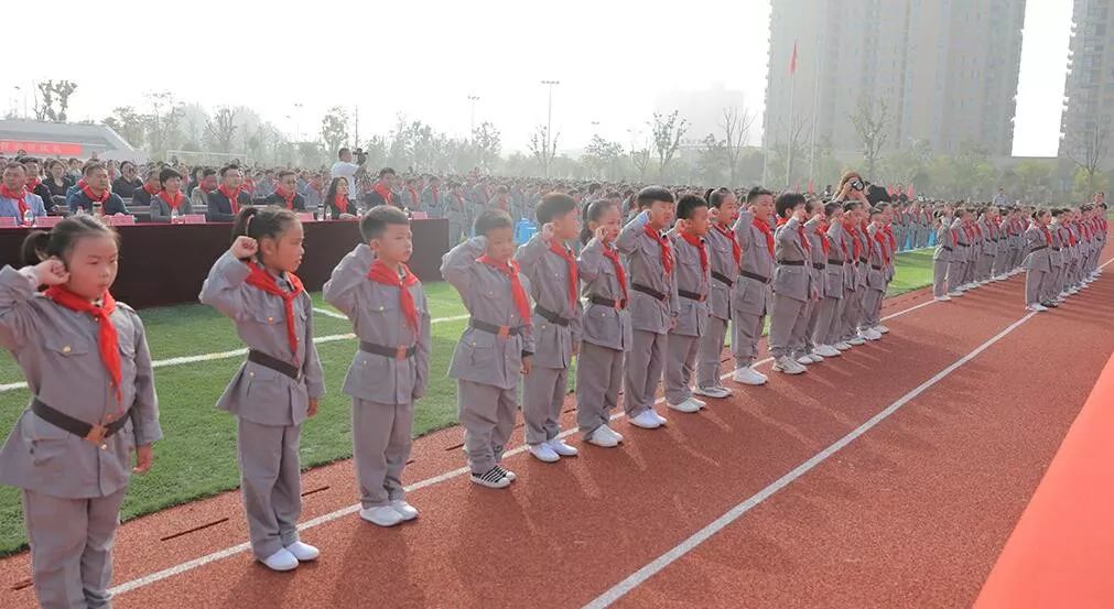 红色基因代代相传！周恩来红军小学千名红军娃集体入队