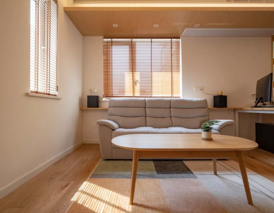 客厅没窗户没有阳光,客厅没有窗户一点采光都没有