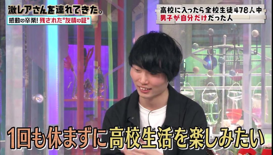 日本小哥进错女校被477个女生包围，小哥表示：我太难了……