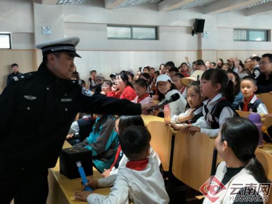 交通安全宣传进校园哈啰出行携手昆明交警教你正确骑单车