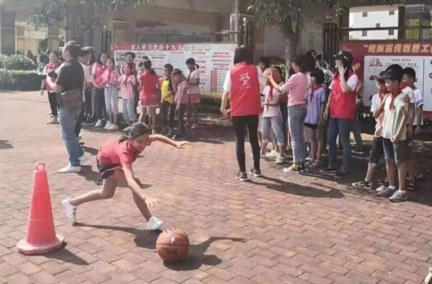 向着足球奔跑,怀揣着足球梦想