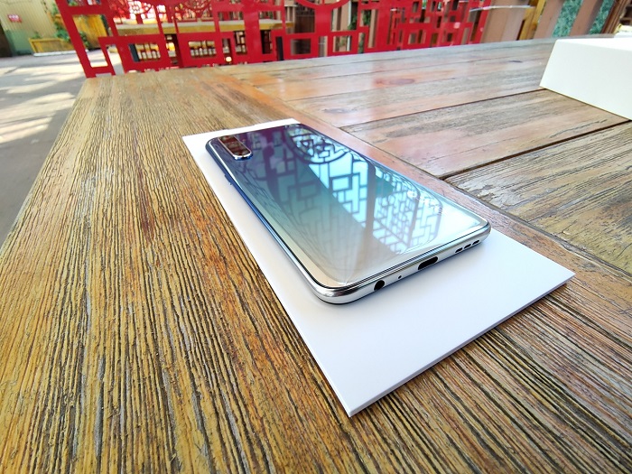 OPPOK5开箱上手:6400万超清四摄+30W闪充赛博金属意外好看