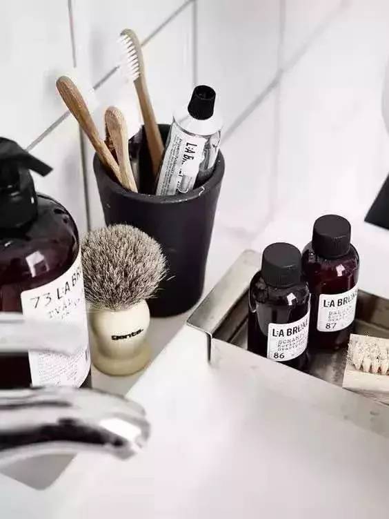 布艺沙发脏了怎么清洗没有吸尘器,皮革沙发时间长了脏了怎么清理