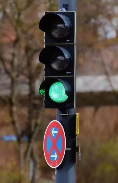 红灯时右转扣6分你中招了吗,红灯右转12分全没了为什么