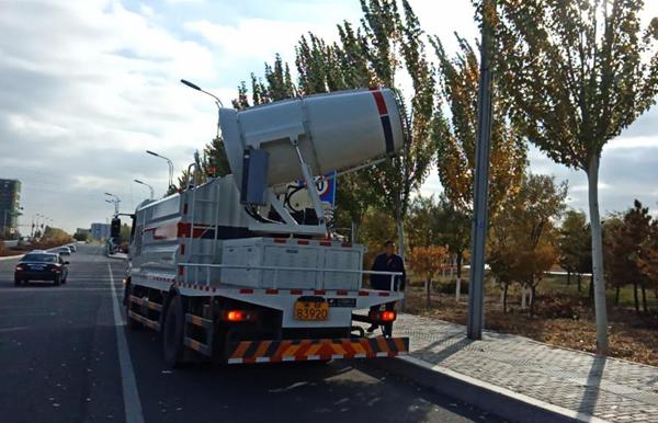 城市美容师暖冬行动,城市美容师坚守岗位扮靓风景