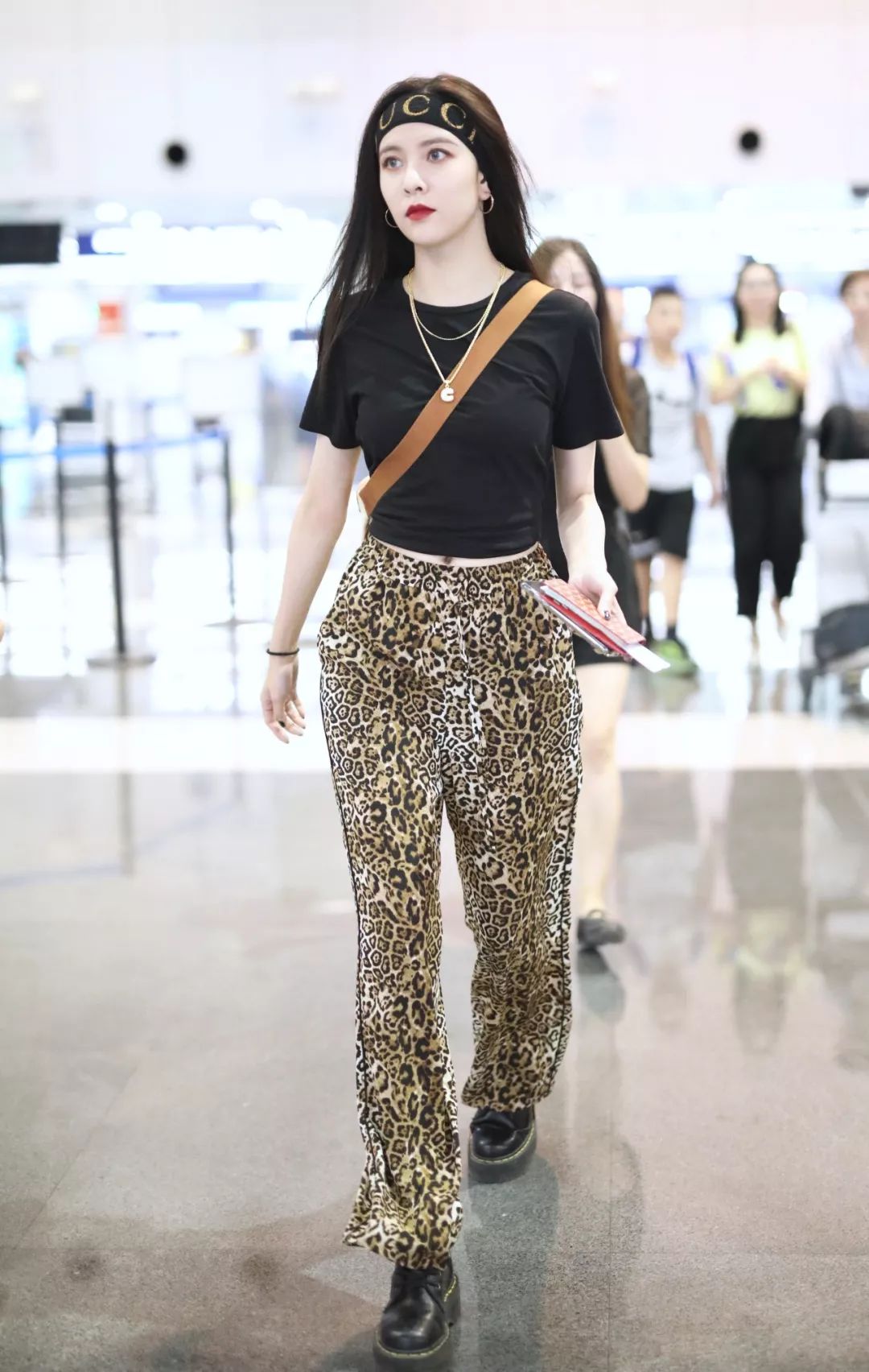 2022秋冬女明星马丁靴穿搭,女明星卡其色风衣搭配马丁靴图片