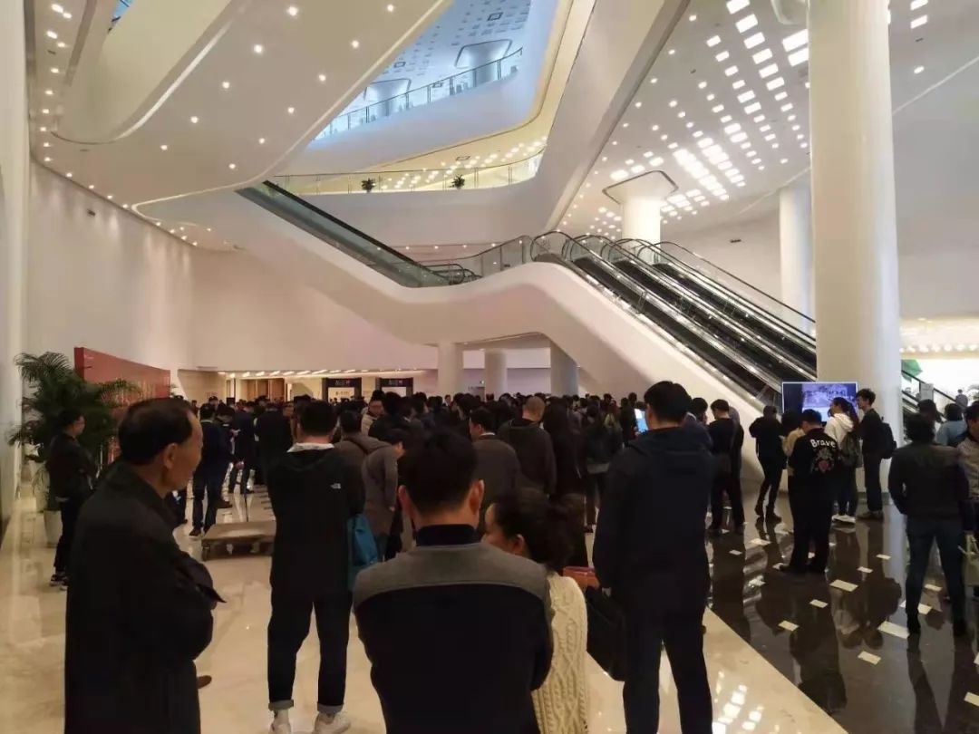 上万人抢房现场,成交猛增的万人抢房