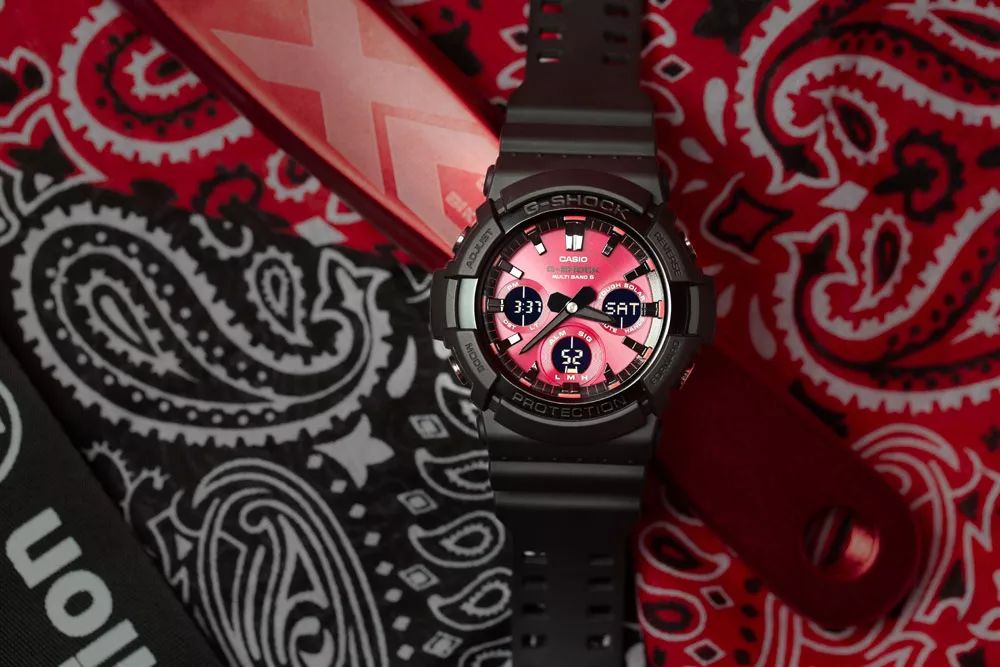 坐拥数千球鞋，满屋潮流玩具！他可能才是国内最潮的明星