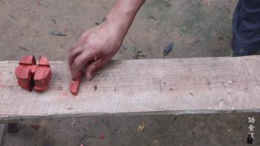 63岁中国大爷靠玩木头火到国外,61岁中国大爷惊呆老外