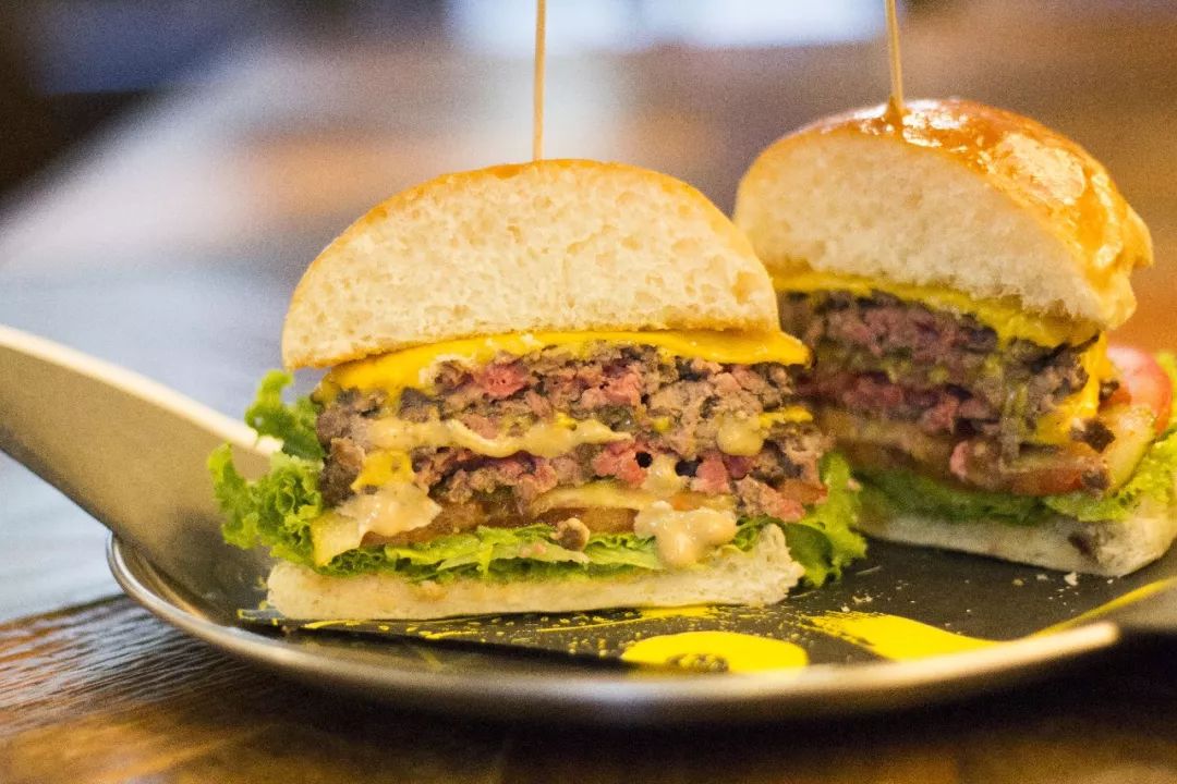 这个温州男孩做的汉堡“叫板”全球数一数二的汉堡品牌!还把店从法国开到了杭州……