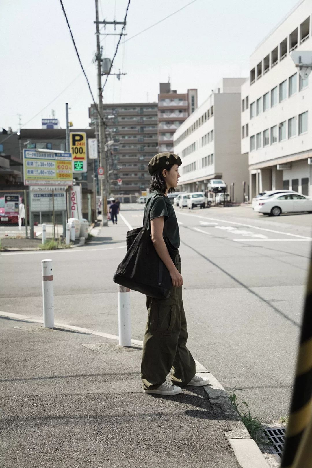 别装了，你的鞋已经出卖了你