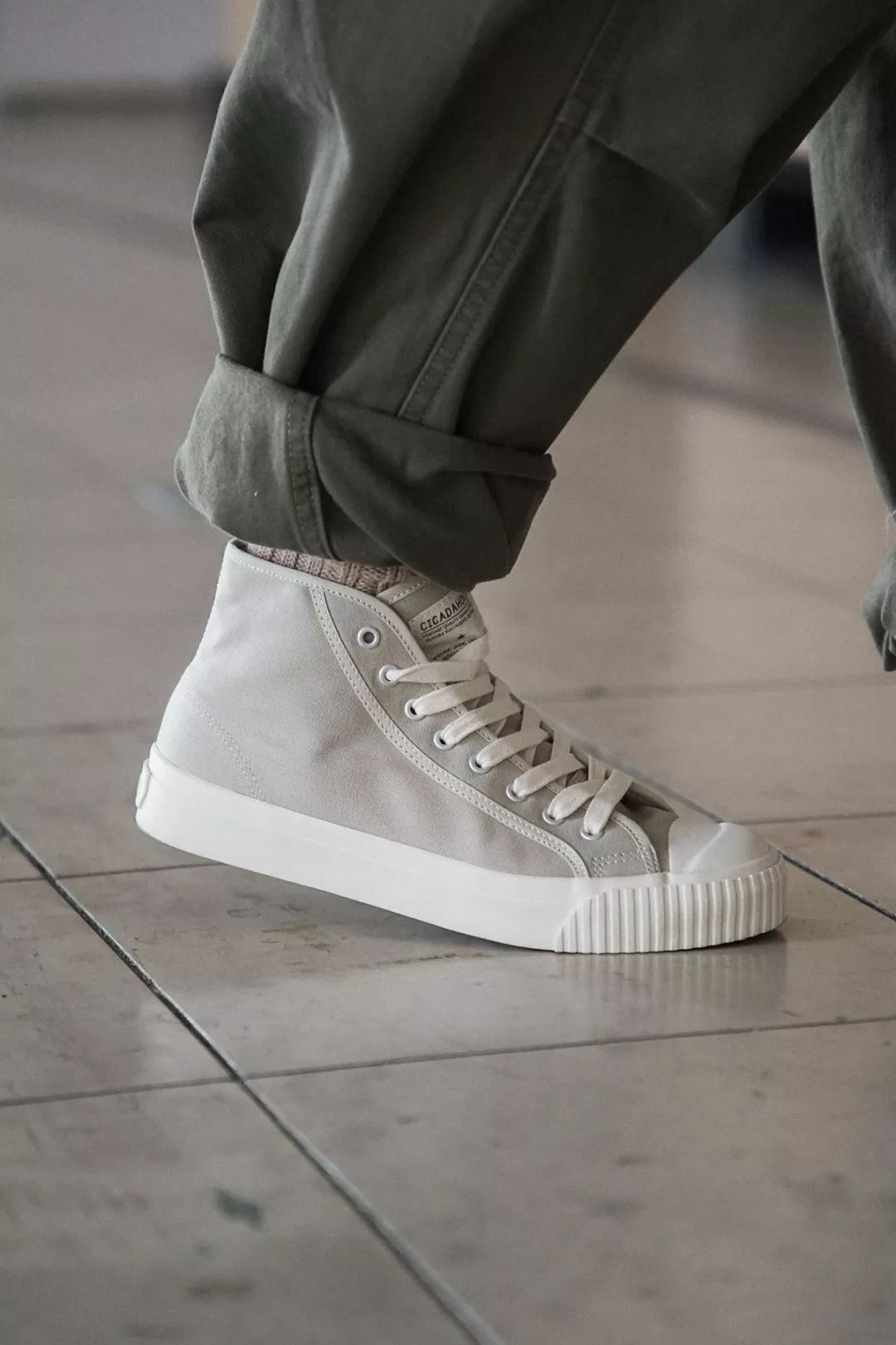 别装了，你的鞋已经出卖了你