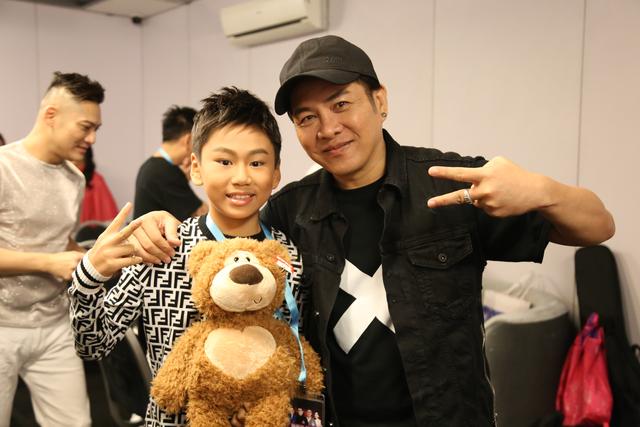 明星少年歌手EC一平惊艳新加坡“那些年那些歌”欢唱会