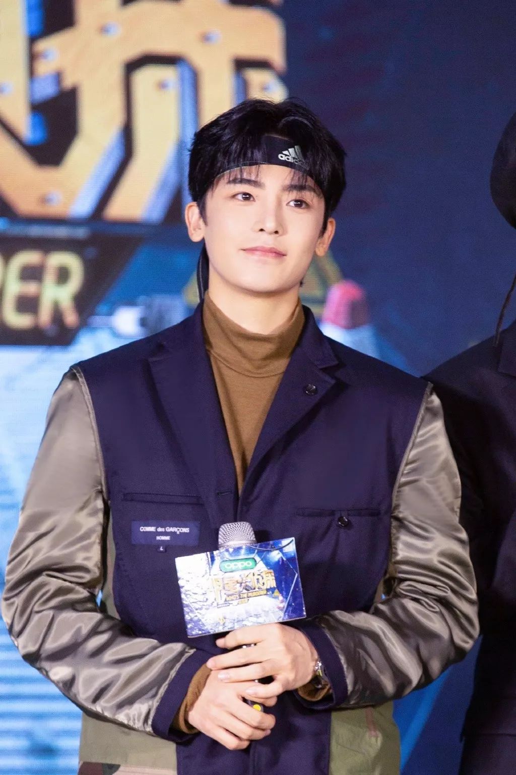 侯明昊戴眼镜喝饮料,侯明昊喝的什么饮料