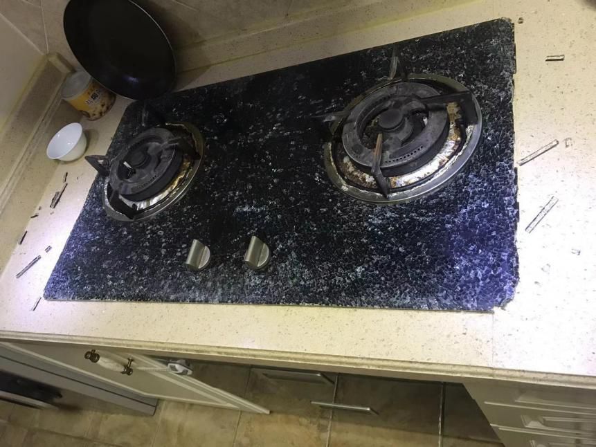 燃气灶玻璃面板炸裂还可以做饭吗,做饭燃气灶玻璃面板烫手正常吗