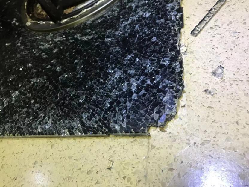 做饭过程中，燃气灶玻璃面板突然炸裂......老板电器：存在自爆几率，不是质量问题