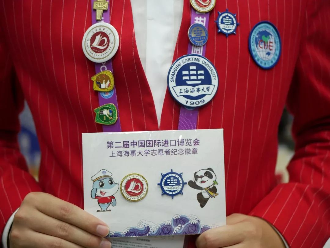 同学，换徽章吗？沪上各高校“小叶子”进博徽章大集合！