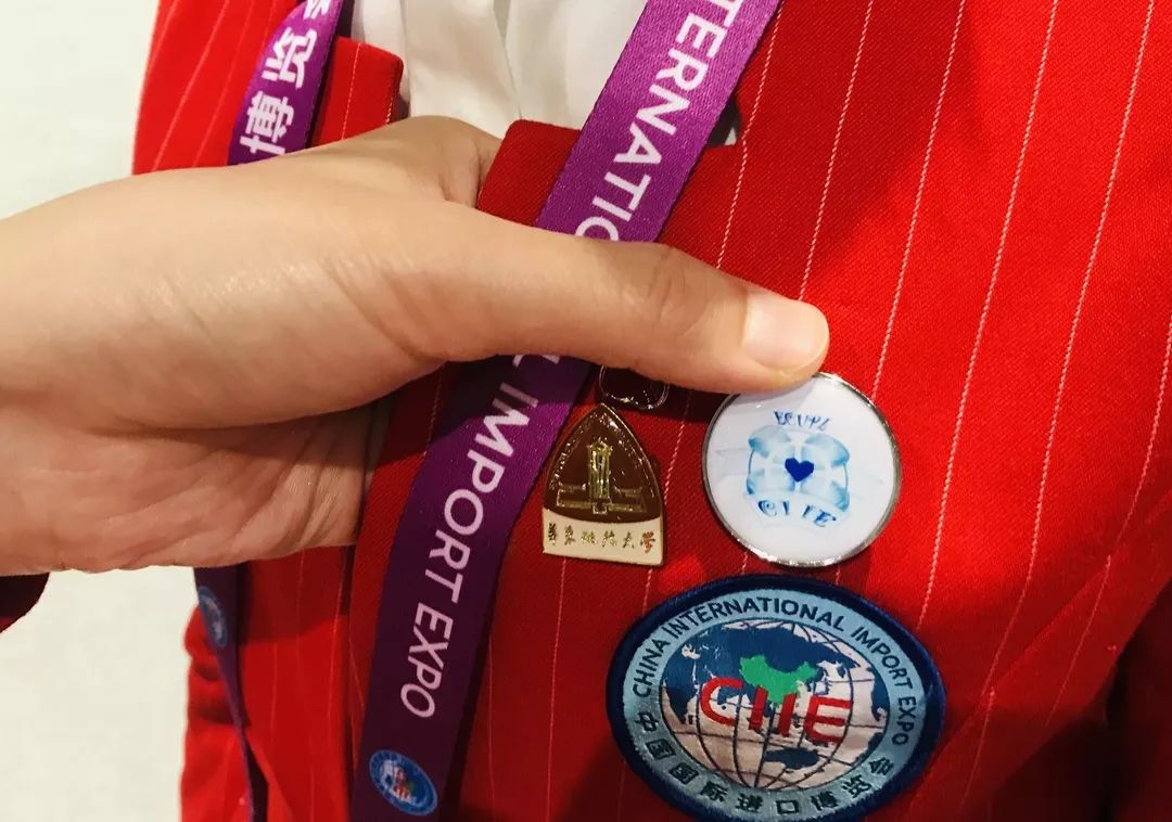 同学，换徽章吗？沪上各高校“小叶子”进博徽章大集合！