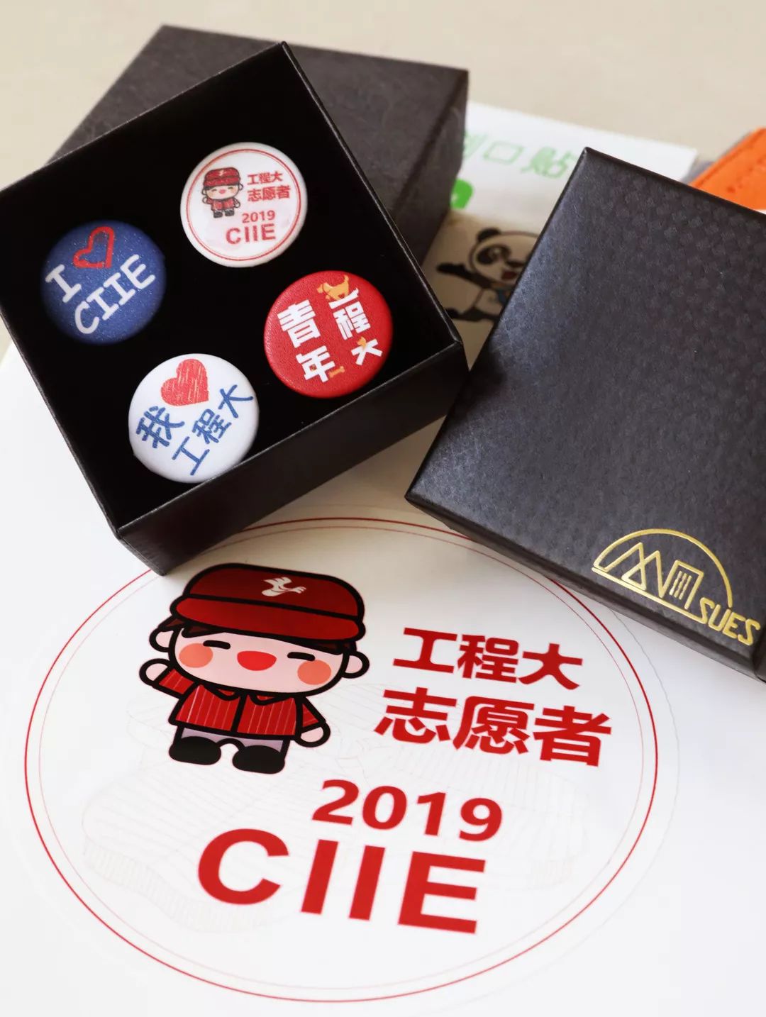 同学，换徽章吗？沪上各高校“小叶子”进博徽章大集合！