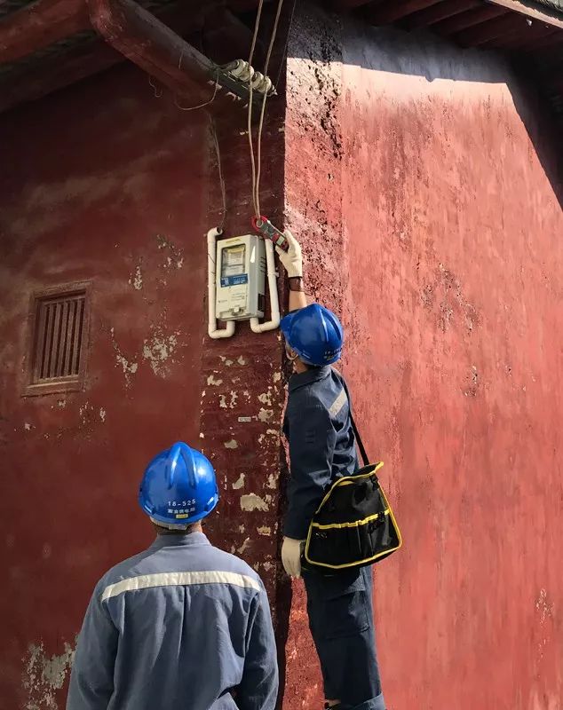 电网男女送礼都有啥？网友：送个锤子