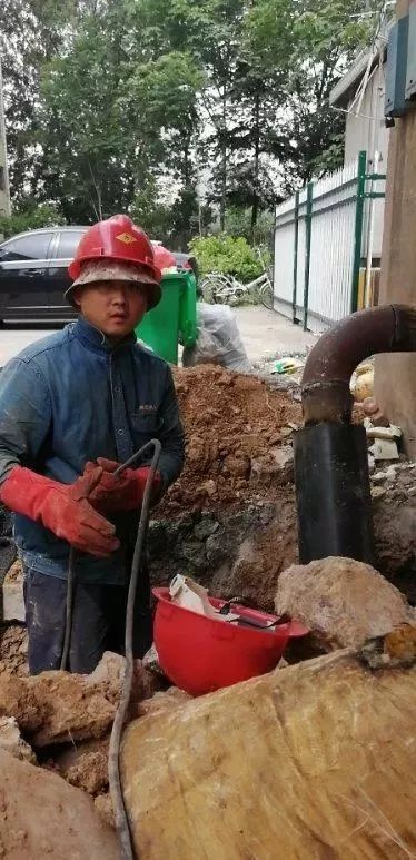 你的家里温暖如春，你可知这个城市有一群暖男在为你抵御寒冬