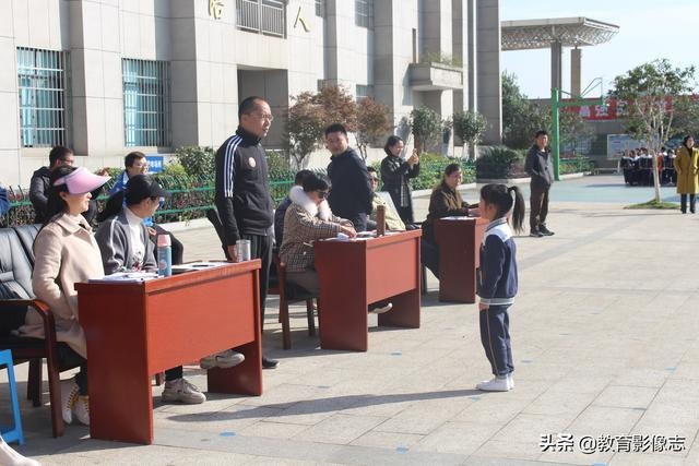 益阳市龙洲小学：低年级年级广播*比操**赛拉开