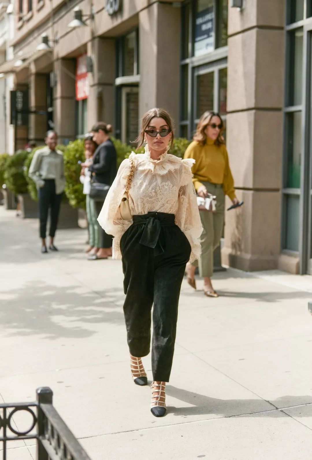 钟楚曦新中式穿搭同款,高级脸的钟楚曦独爱港风式穿搭