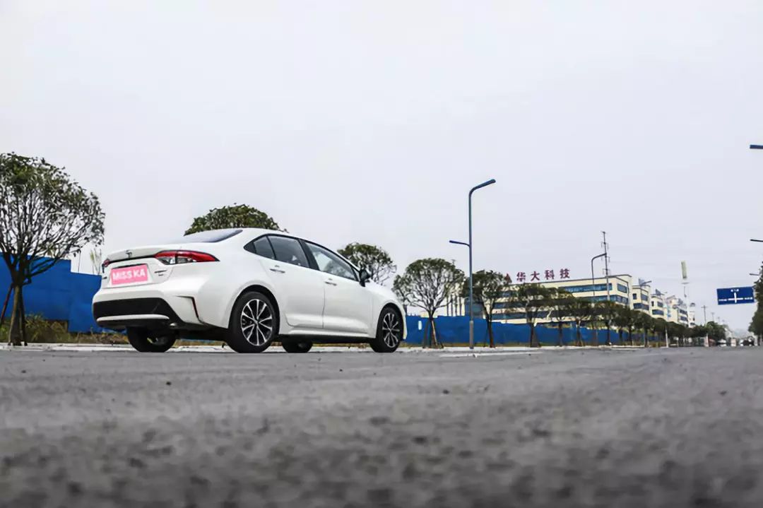 一公里不到五毛钱，油耗就是那么低！安全配置贼好用！90后帅哥警察的第二辆车，是这样个性又时尚的雷凌