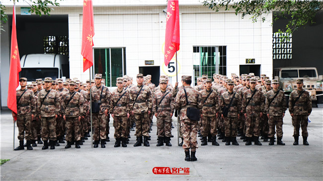 寒潮天气全副武装,强大寒潮来袭他们严阵以待