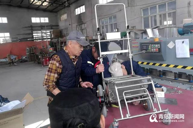爱的发明家！青岛一老人为妻子研发“爬楼轮椅”，如今又为邻居免费制作
