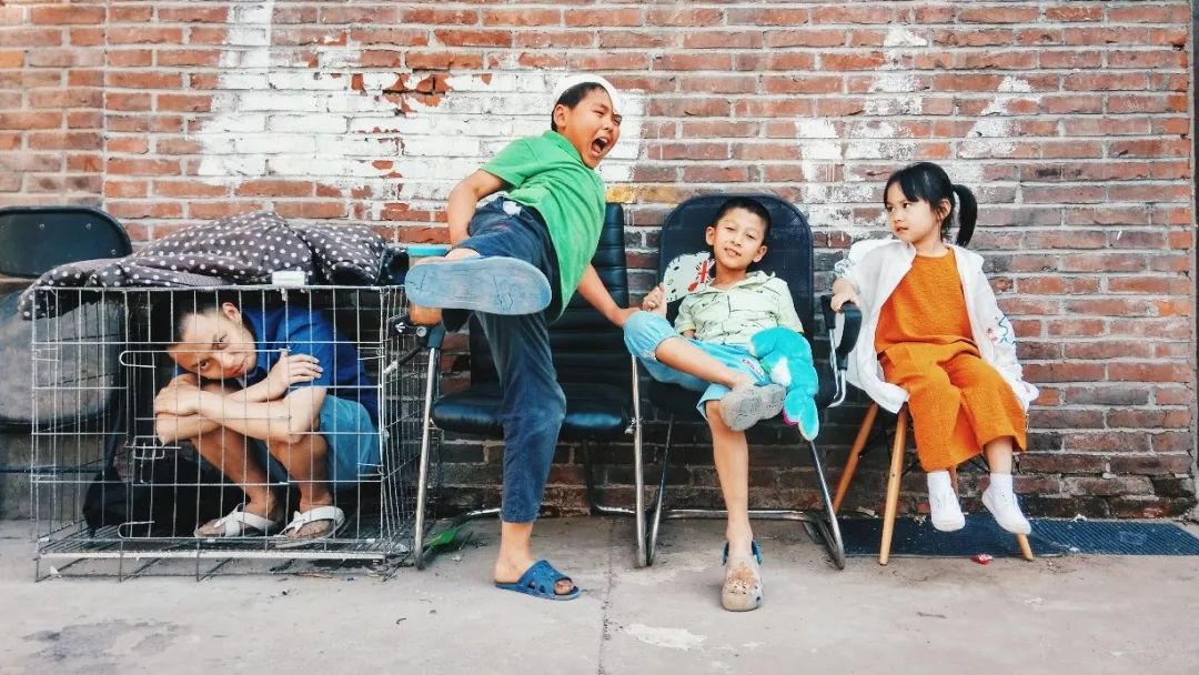 这张图非常火，网友留言说：这个星星就不知道把板凳往前挪一挪吗