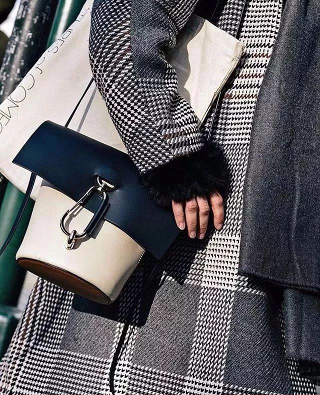 看中一个包包看了很久还是喜欢,看上了一款新款包包