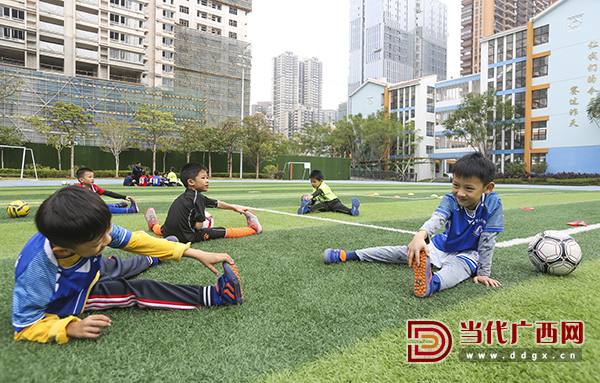 冬日绿茵场上驰骋感受运动的魅力,足球小课堂巅峰