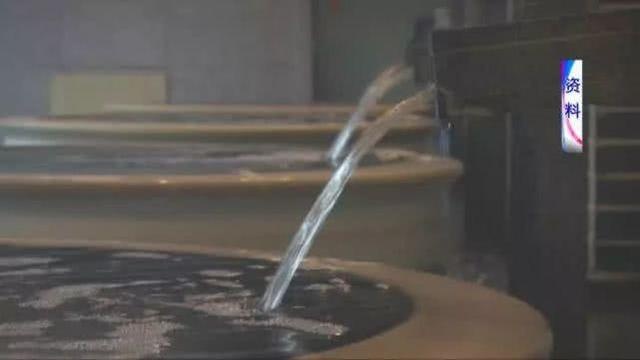 更衣室里有人与男子视频身边女子一丝不挂全被拍