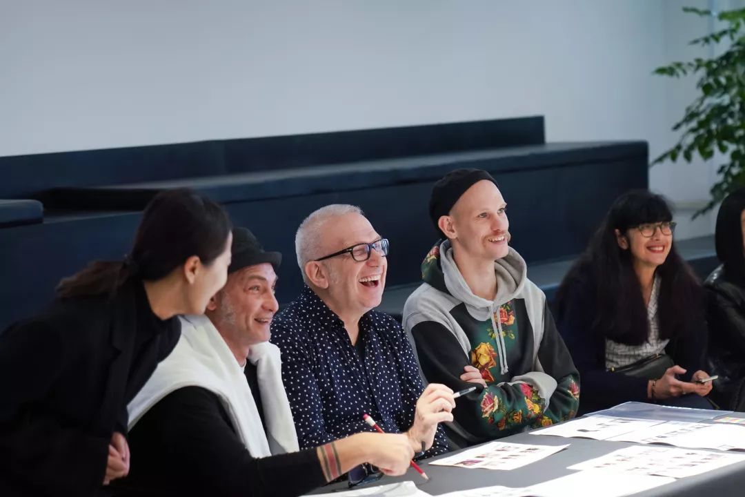 李宇春最新短款羽绒服,李宇春同款羽绒服长款