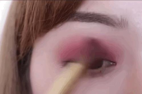 在李纯的高铁化妆视频里,我发现了女明星画眼影的新潮流