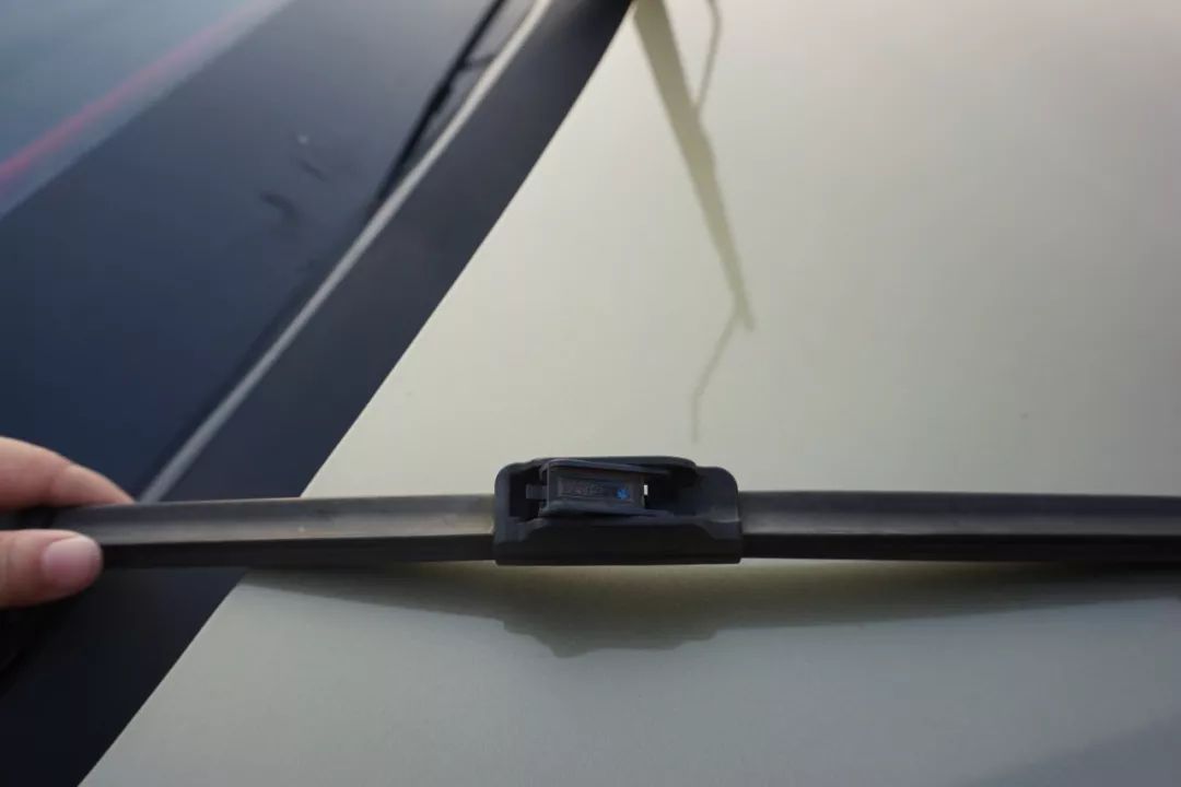 严重老化开裂,雨刮还不换?只会加玻璃水的7年老司机终于迎来换雨刮首秀!宝骏560女车主“*力暴**”安装的新雨刮,靠谱吗?