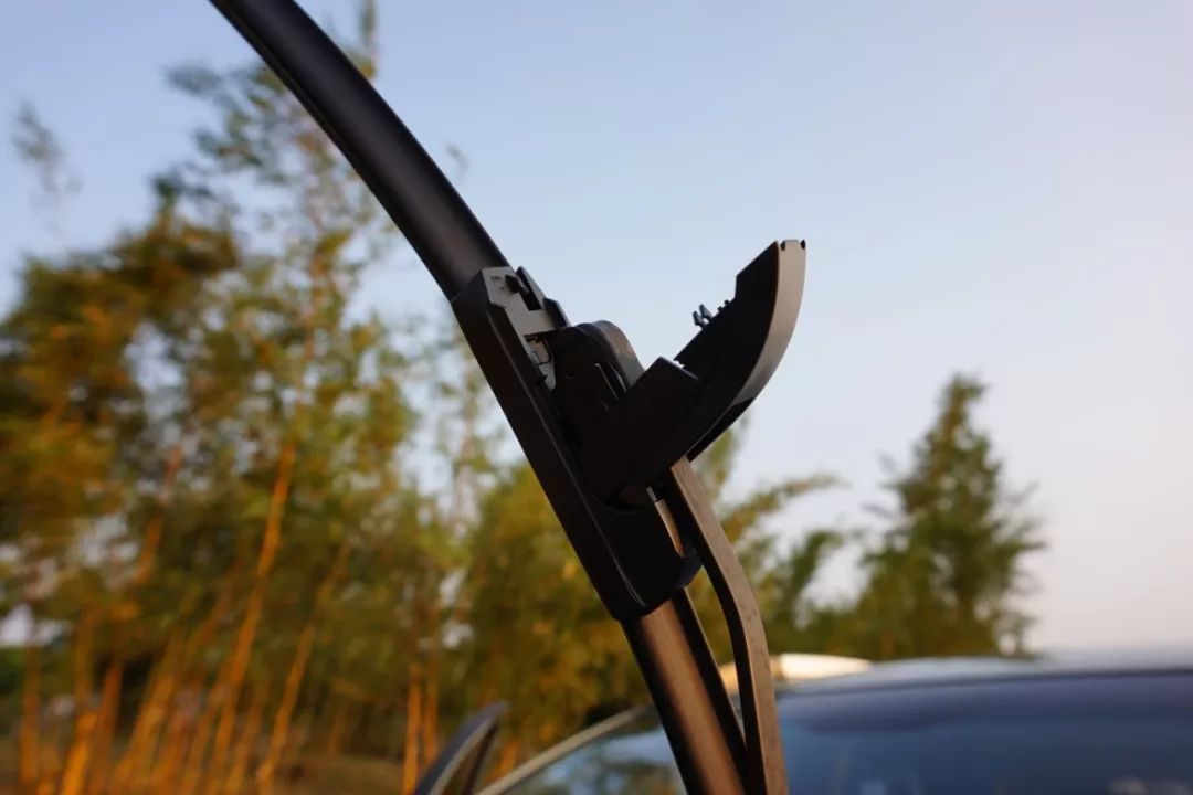 严重老化开裂,雨刮还不换?只会加玻璃水的7年老司机终于迎来换雨刮首秀!宝骏560女车主“*力暴**”安装的新雨刮,靠谱吗?