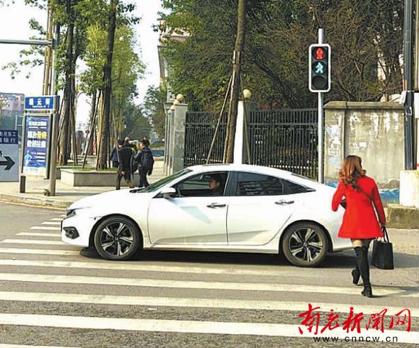 发生何事?红灯绿灯同时亮,司机懵圈不知怎么办