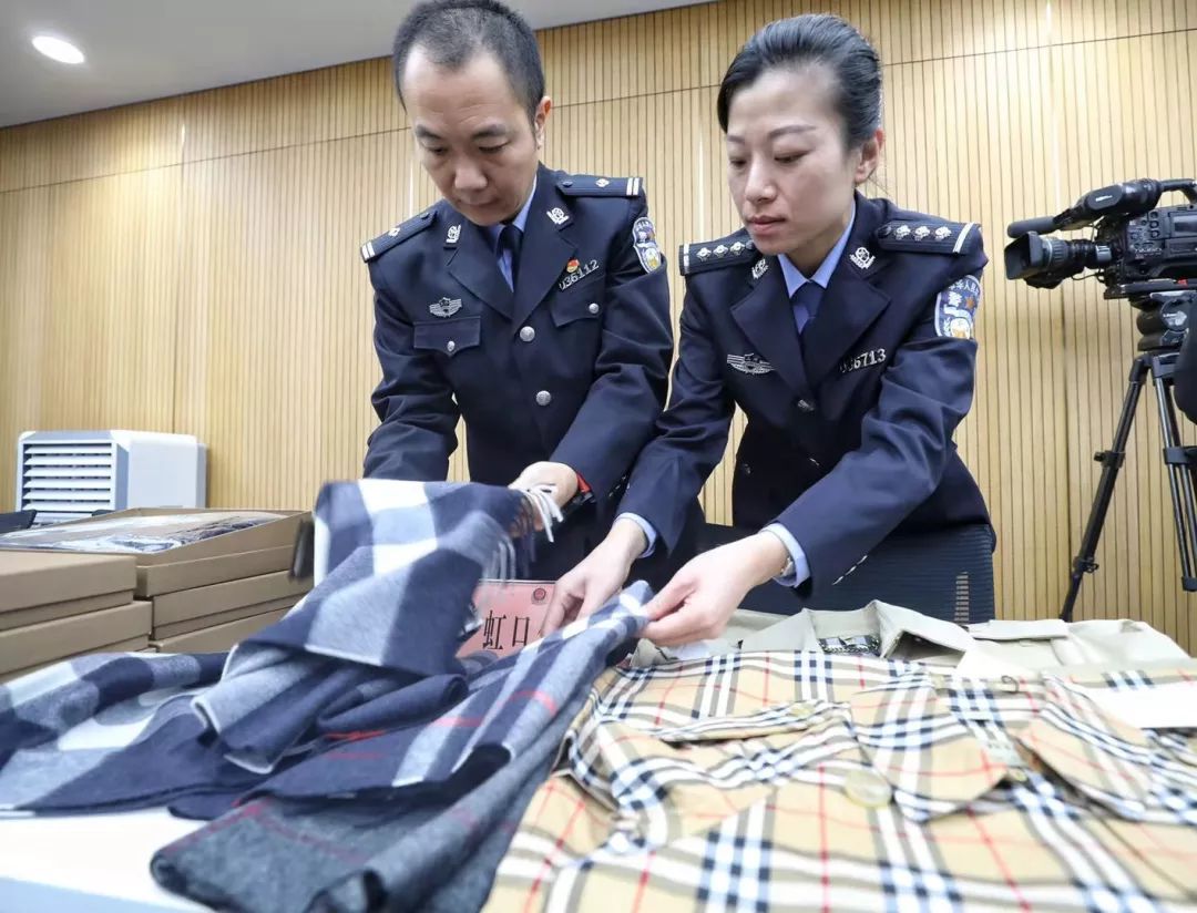 burberry正品围巾多少钱,burberry围巾淘宝1千多是真的吗