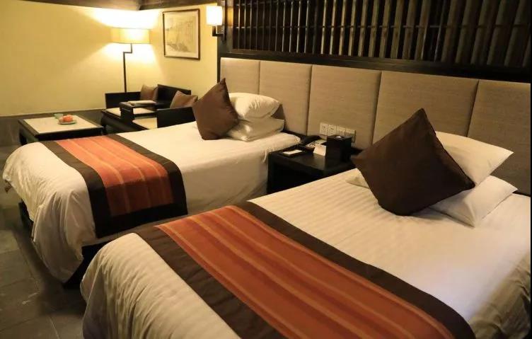 酒店里床尾那个布是什么啊,酒店床尾放块布是什么意思