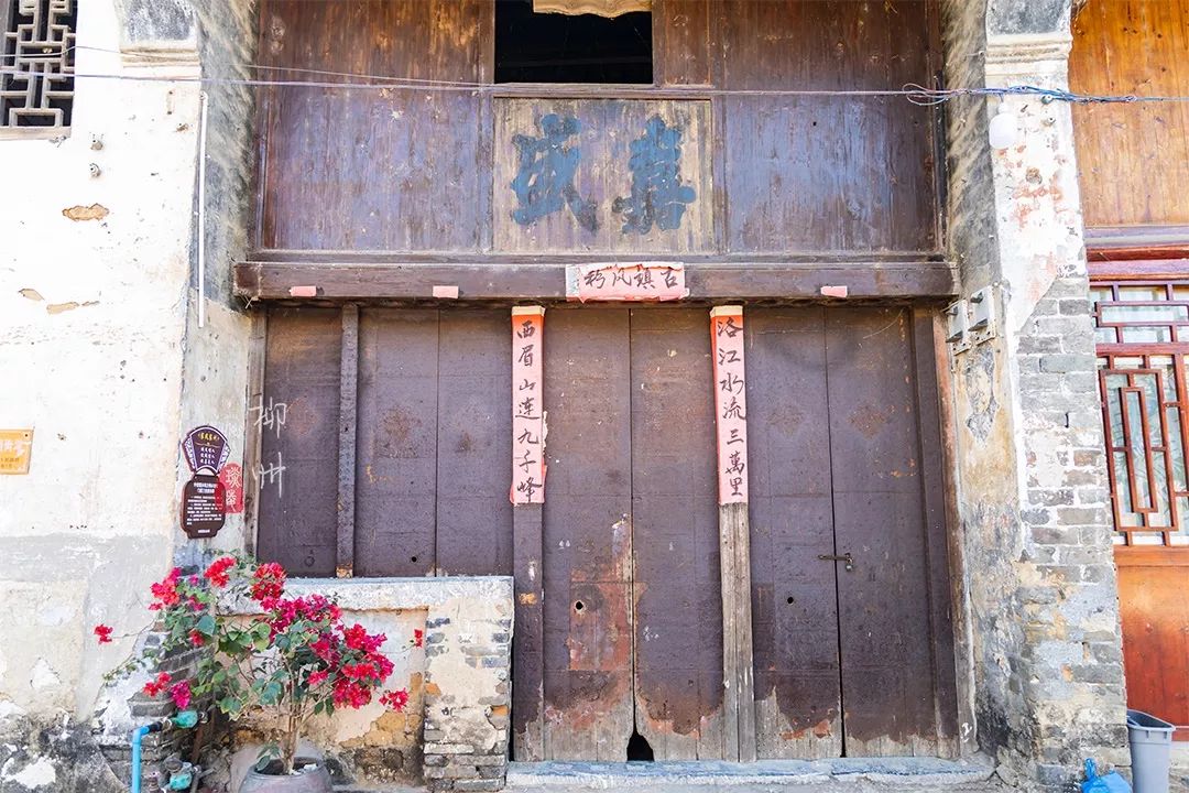 这个古镇好奇怪，门前放元宝，商号大门开洞，城隍爷与关二爷作伴