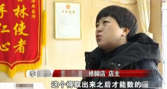 女子脚上拔出黑刺,女子脚底被一根刺扎伤了