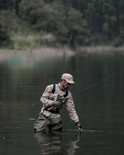 打中了第一尾白条后，我家人怀疑我在吸毒