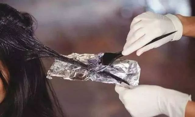 「小心」眼睛肿成缝，头皮溃烂…一周接诊20多例！当心，年前很多人爱做这事