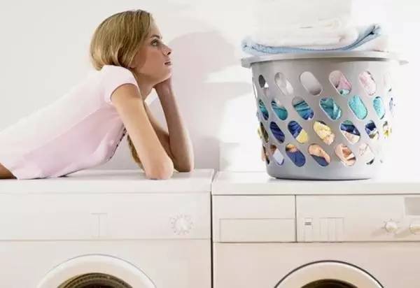 浅色衣服越洗越脏,衣服越洗越脏教你一招