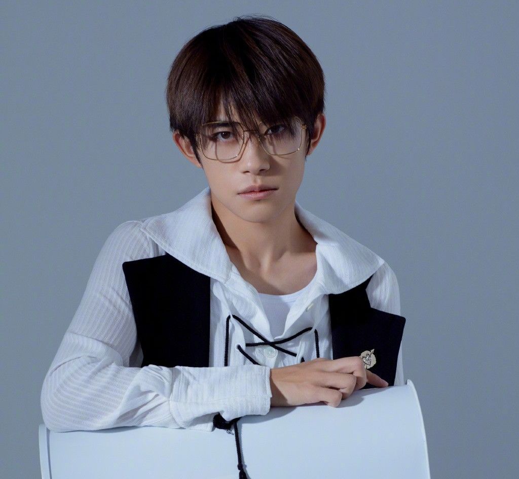 易烊千玺阿玛尼晚宴和别人聊天,易烊千玺阿玛尼晚宴打招呼